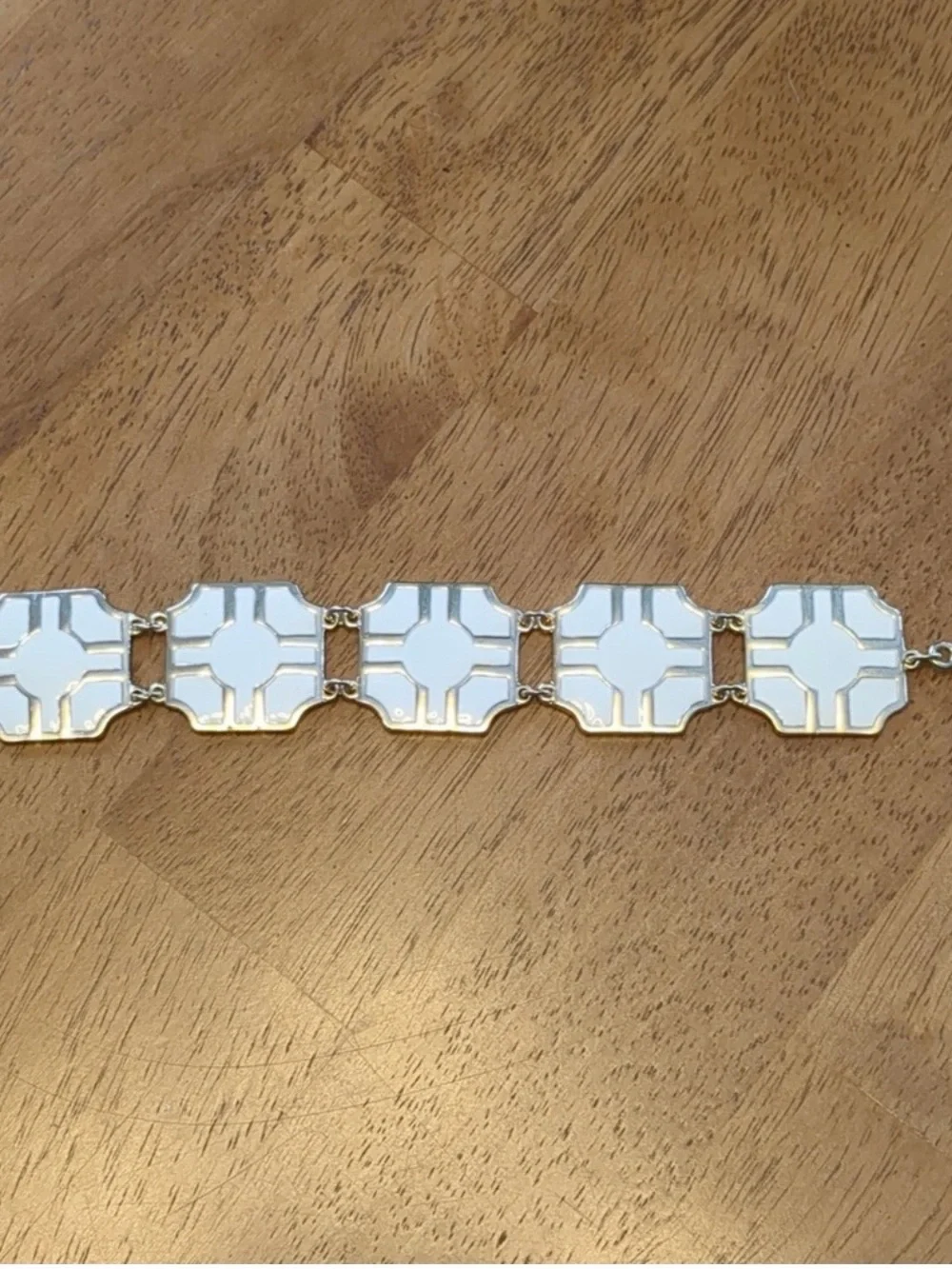 Elegant Bracelet with geometric design in white enamel and gold trim